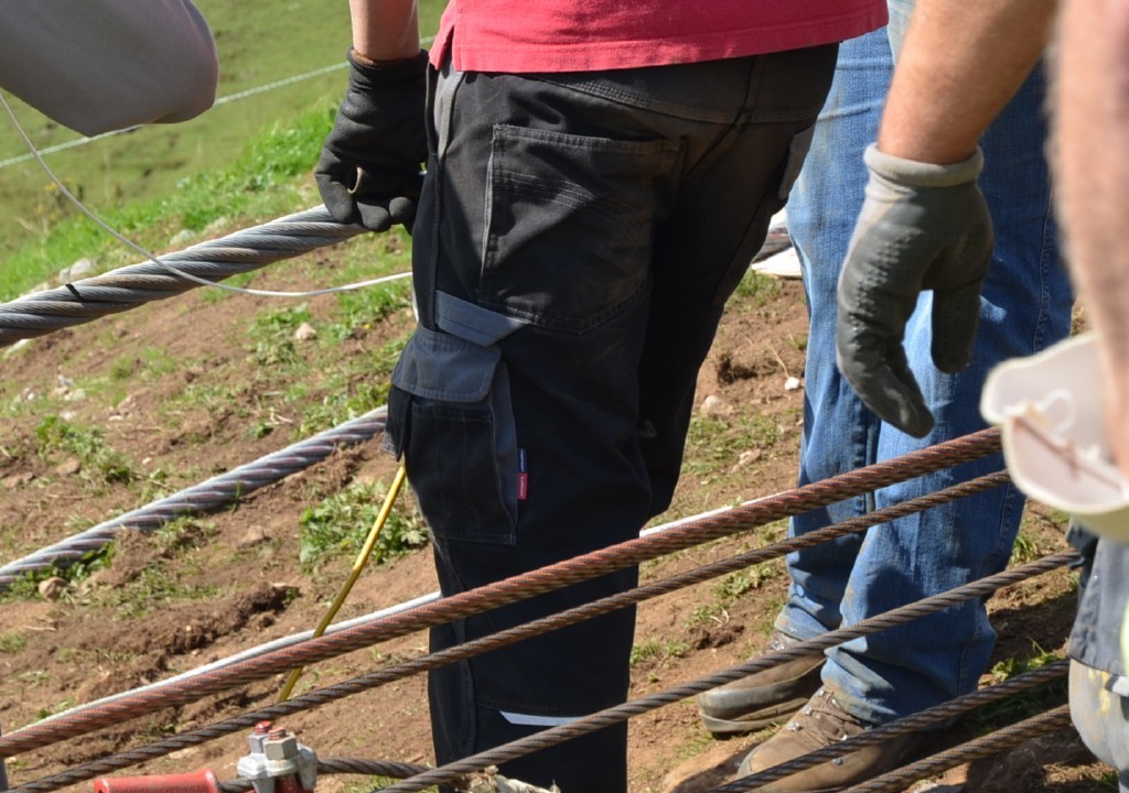 Arbeitsbereich unmittelbar neben Flaschenzugseilen