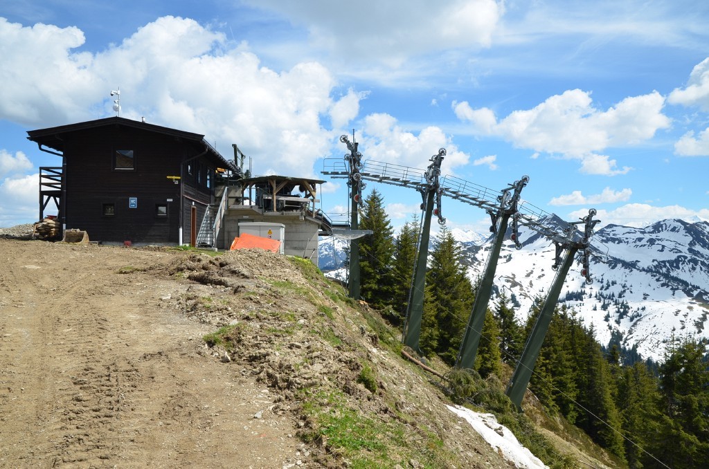 Bergstation; Stützen stehen am 2. Juni noch. Standort der Winde der Bauseilbahn