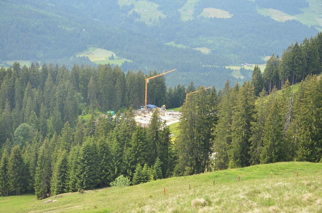 Blick über den Graben zur neuen Station