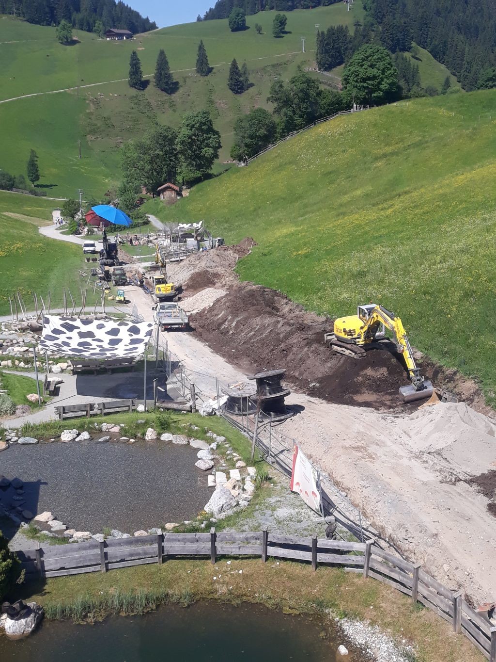 Grabungsarbeiten Richtung Stöckl: Schneileitung + Strom