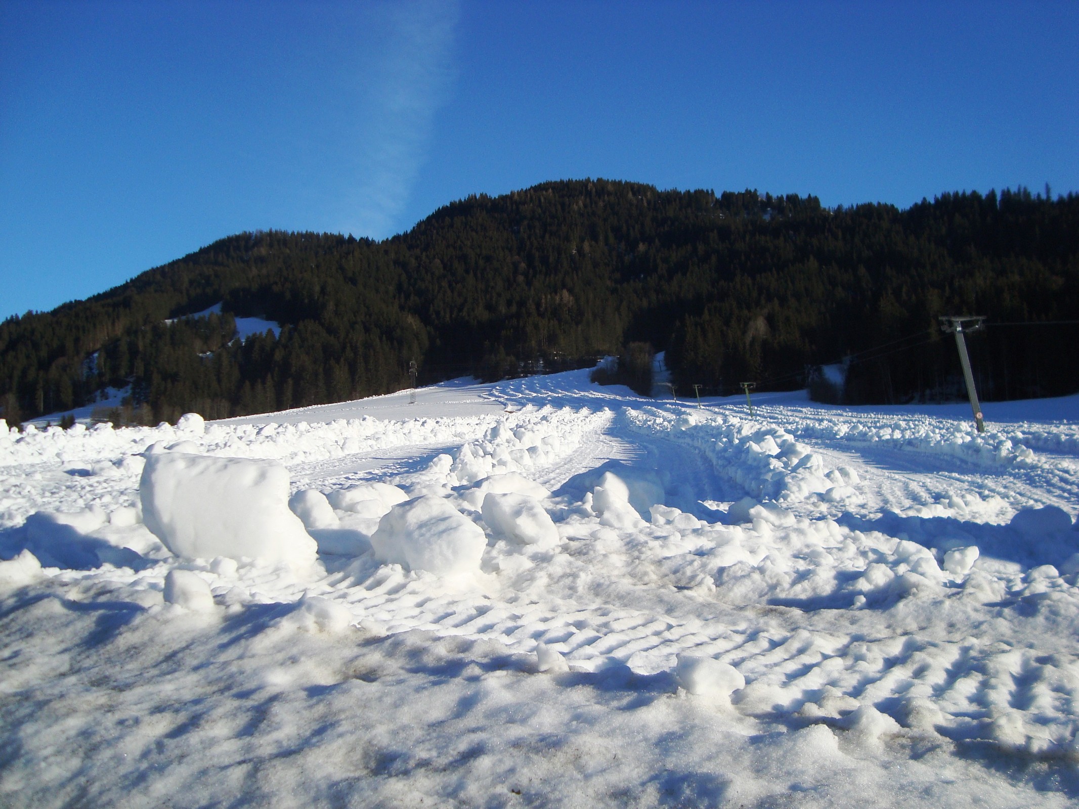 Schön aufgeschobener Schnee zu Haufen. Wie bei der Heuernte im Sommer.