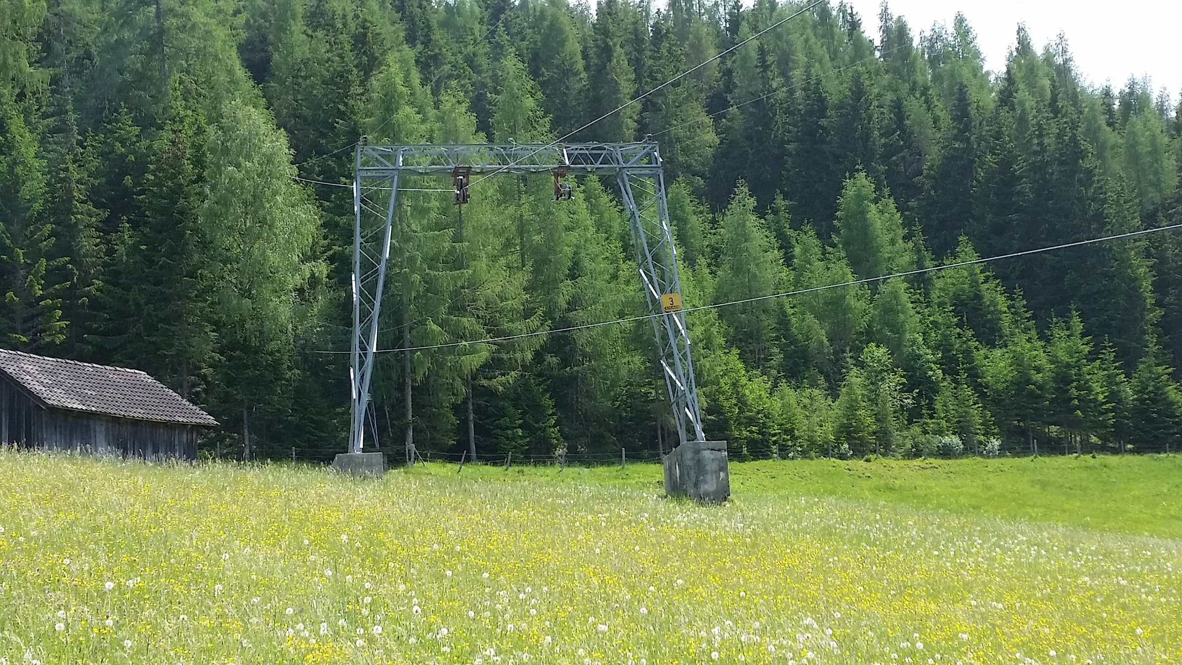 Mitten auf der Wiese steht Stütze 3... Förderseil einseitig entgleist