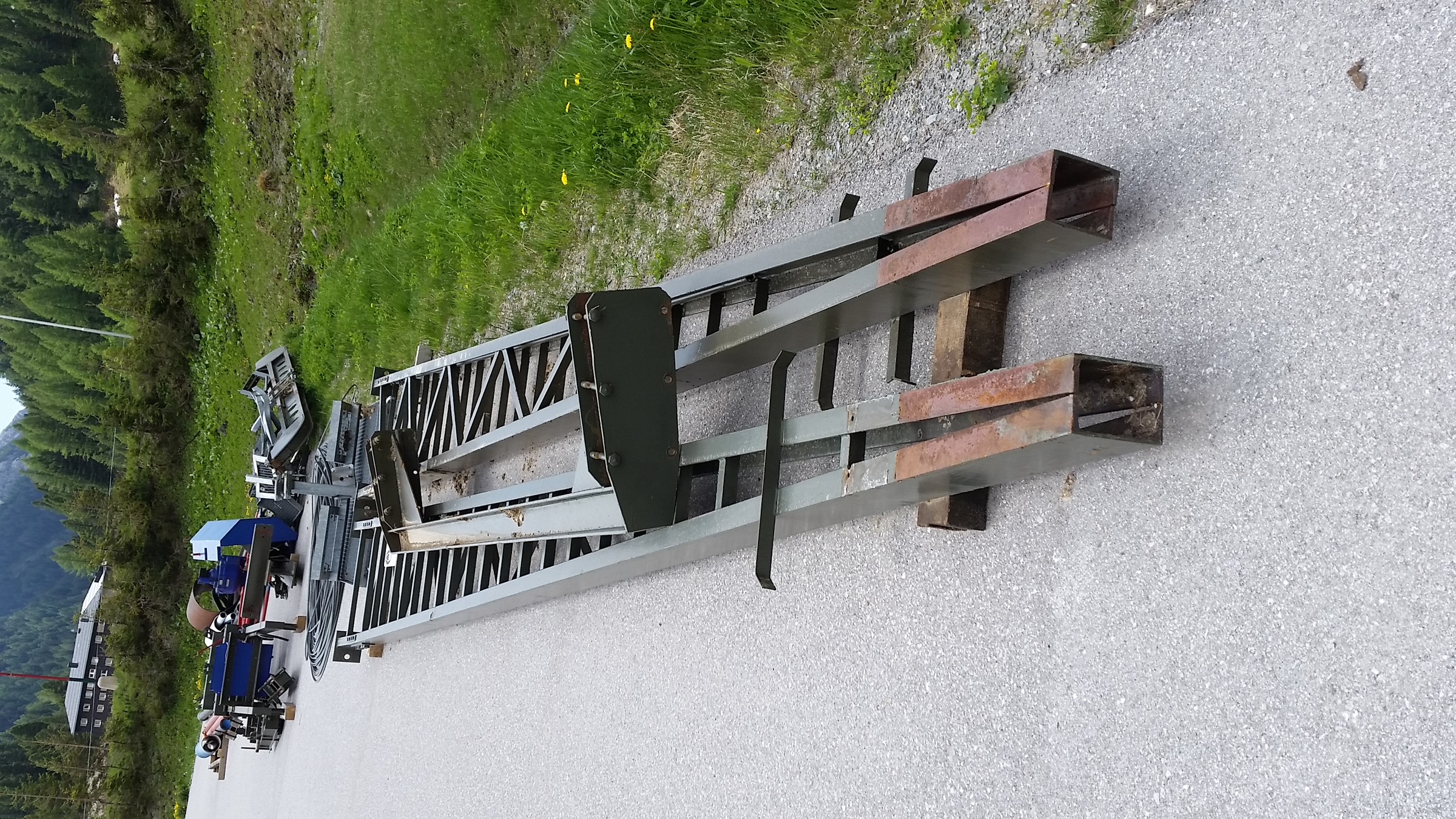 Rest von Stütze 1. Sieht recht vorsichtig abgebaut, zerlegt und gelagert aus...