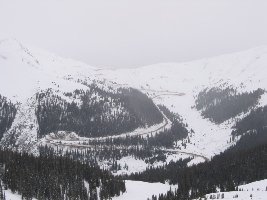 Diese Pass-Straße fahren die dicksten Trucks, vor allem Benzin- und Chemielaster, die dürfen den Tunnel ja nicht fahren