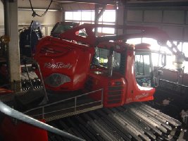 Die beiden Fahrzeuge von der Treppe aus gesehen