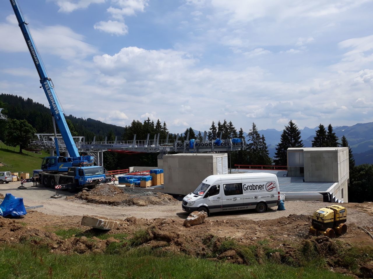 Talstation, gut erkennbar die getrennten Einstiege zu Sessel und Gondel