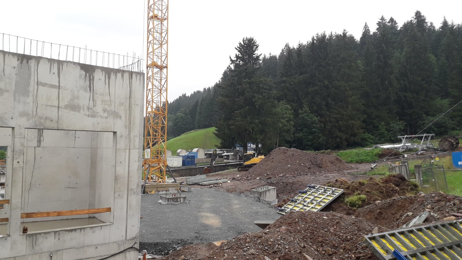 Rechts das Fundament für die Stationsausfahrt. Im Hintergrund wahrscheinlich Stütze 2