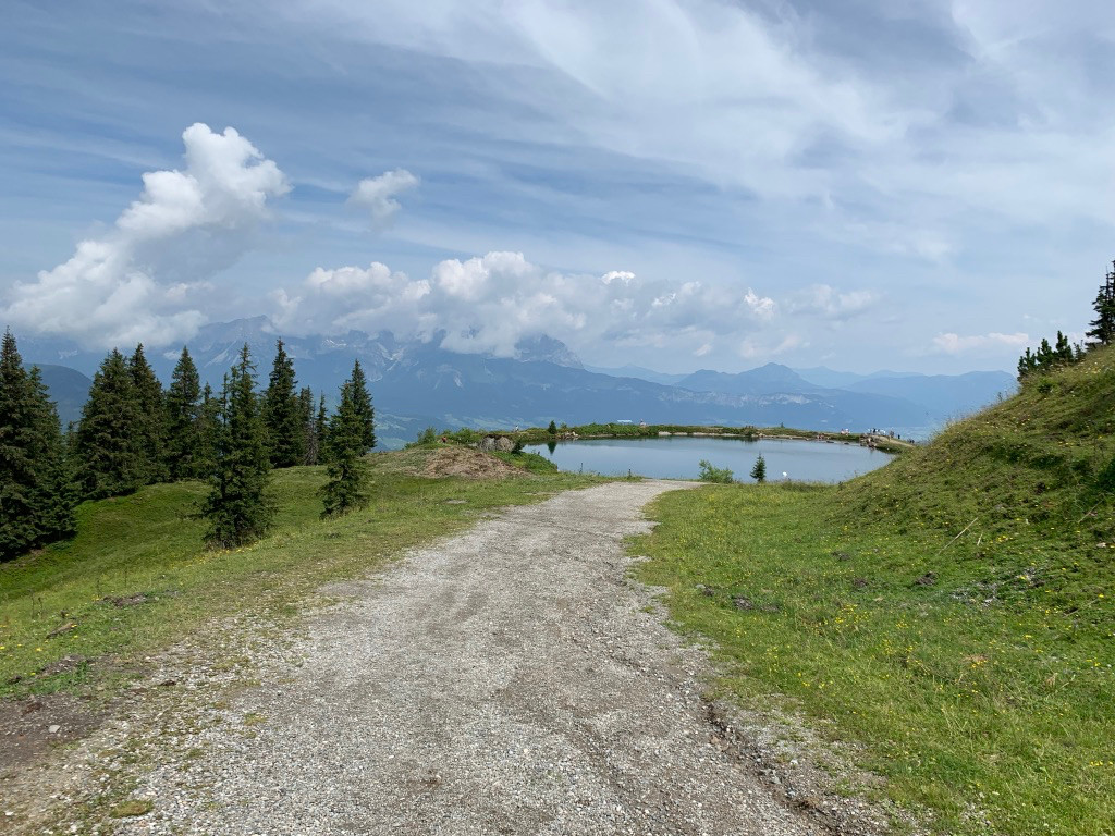Bergstation ohne Mastenwald mit Blick auf den Speicehrsee
