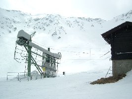 Talstation des Skiliftes Lona 2, die Weiterführung des Skiliftes Lona 1. Der Poma-Stangenschlepper führt bis auf 2900m an den Fuße des Becs-de-Besson.