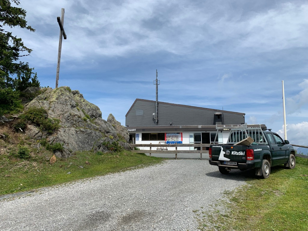 Die alte Bergstation wird ausgeräumt