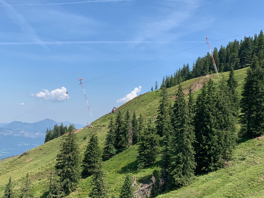 Arbeiten am letzten Streckenteil vor der Bergstation