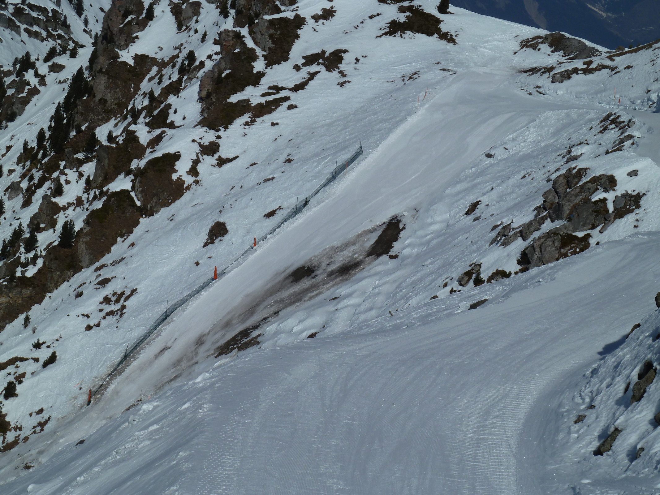 Ähnliches Bild auf dem man sieht, dass die Einfahrt in den Steilhang präpariert wurde (Februar 2011)