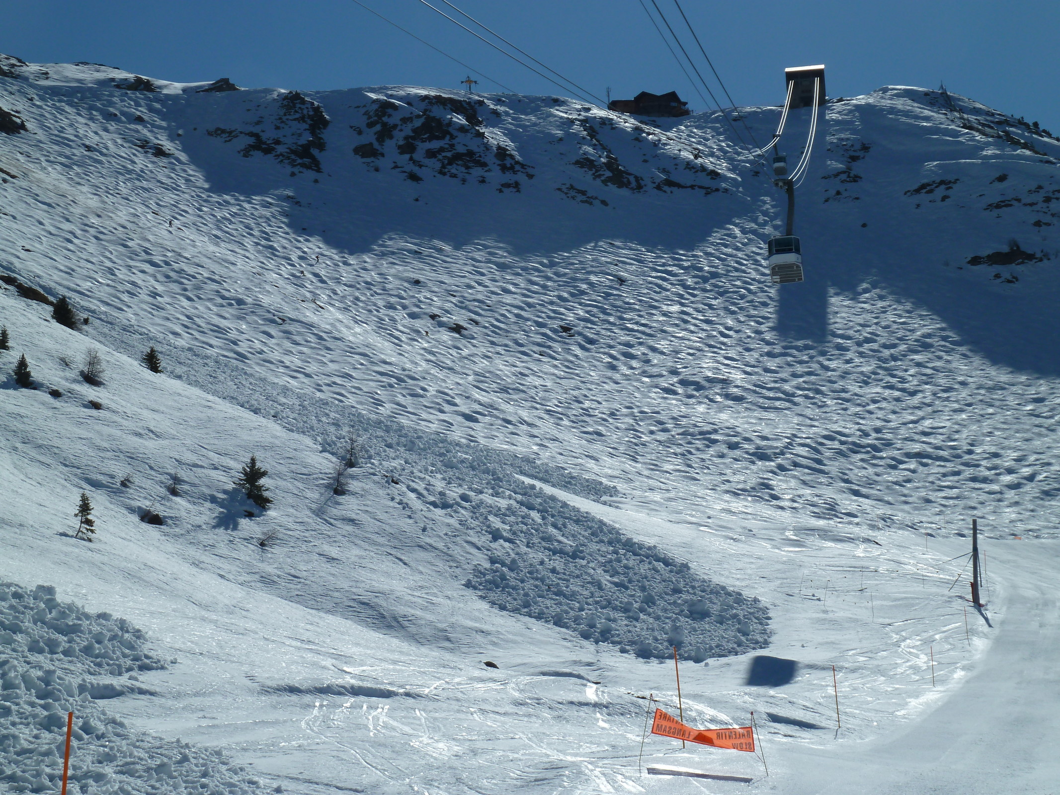 Noch mal aus anderer Perspektive. Die Piste kommt von links und geht direkt hinter dem Lawinenkegel runter (März 2012)