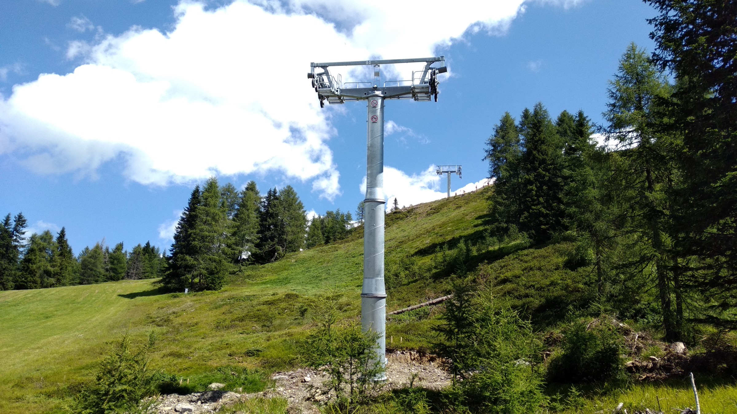 Die Liftstützen wurden am Montag mit Kamov von Heli Swiss montiert