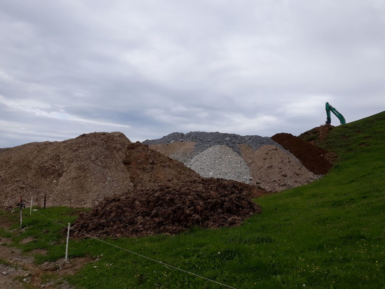 diverse Materialen, die beim Aushub zum Vorschein kamen