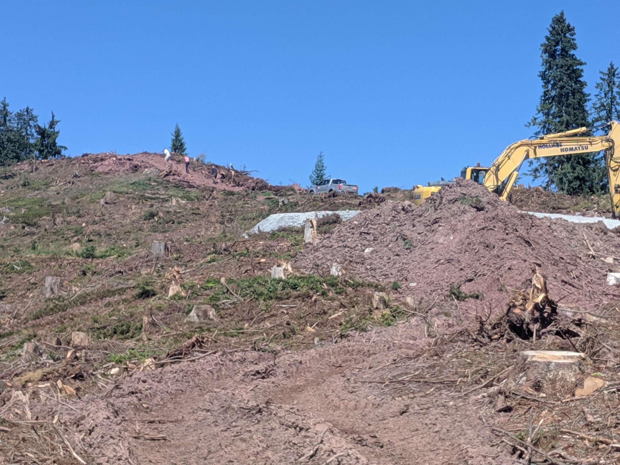 der 2. Pflock befindet sich dort, wo gerade das Bergbahn-Auto steht - der 1. Pflock dort, wo die Herrschaften gerade raufwandern