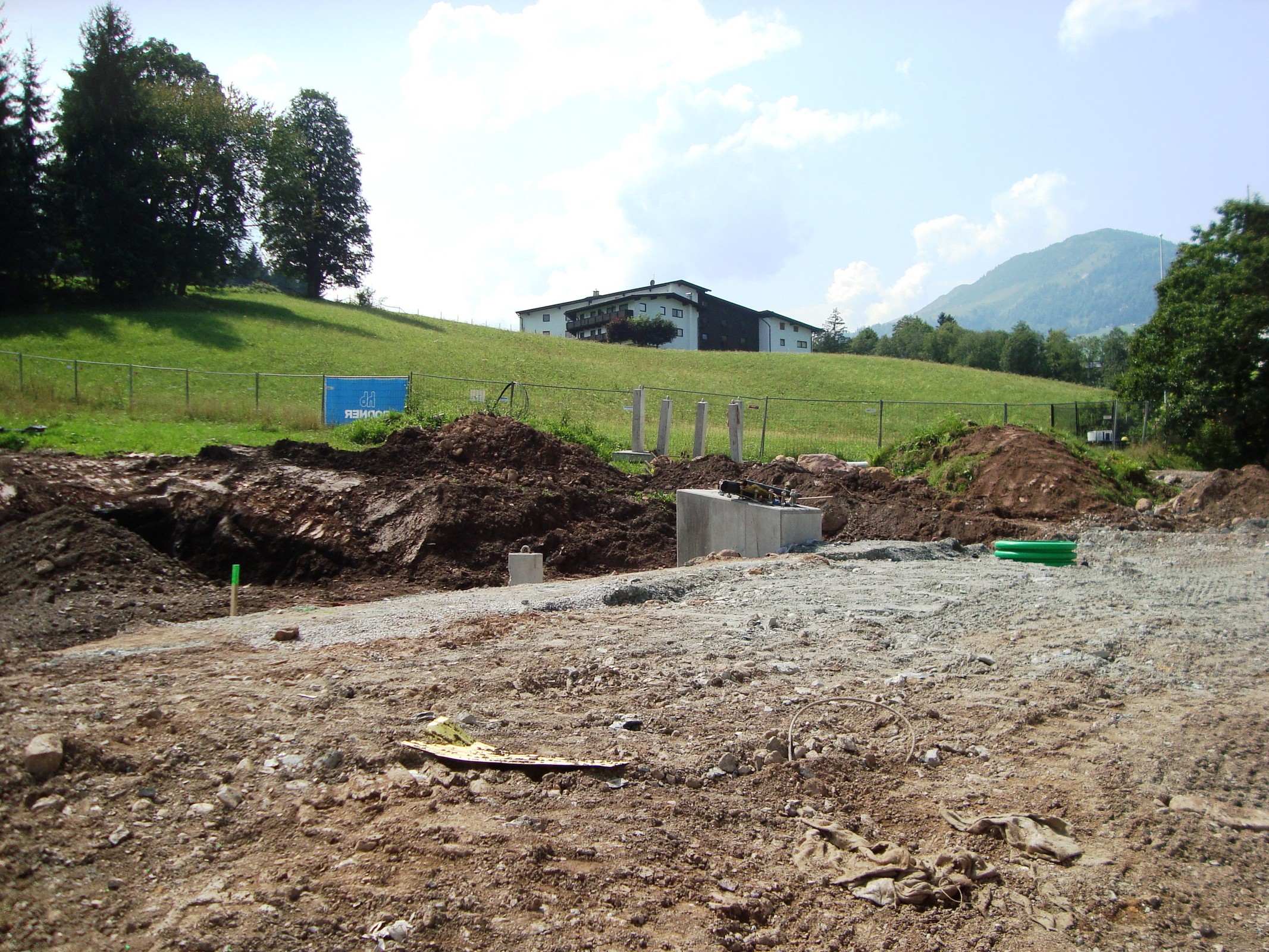 Piste ganz unten. Der kleine Hüge wurde nicht ein wenig abgegraben. Kann aber noch kommen da man im Bereich der Talstation noch etwas auffüllen muß.