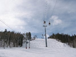 Schön erkennbar, wie die EUB-Trasse mit wirklich gewaltigen Stützen ihre Neigung konstant hält