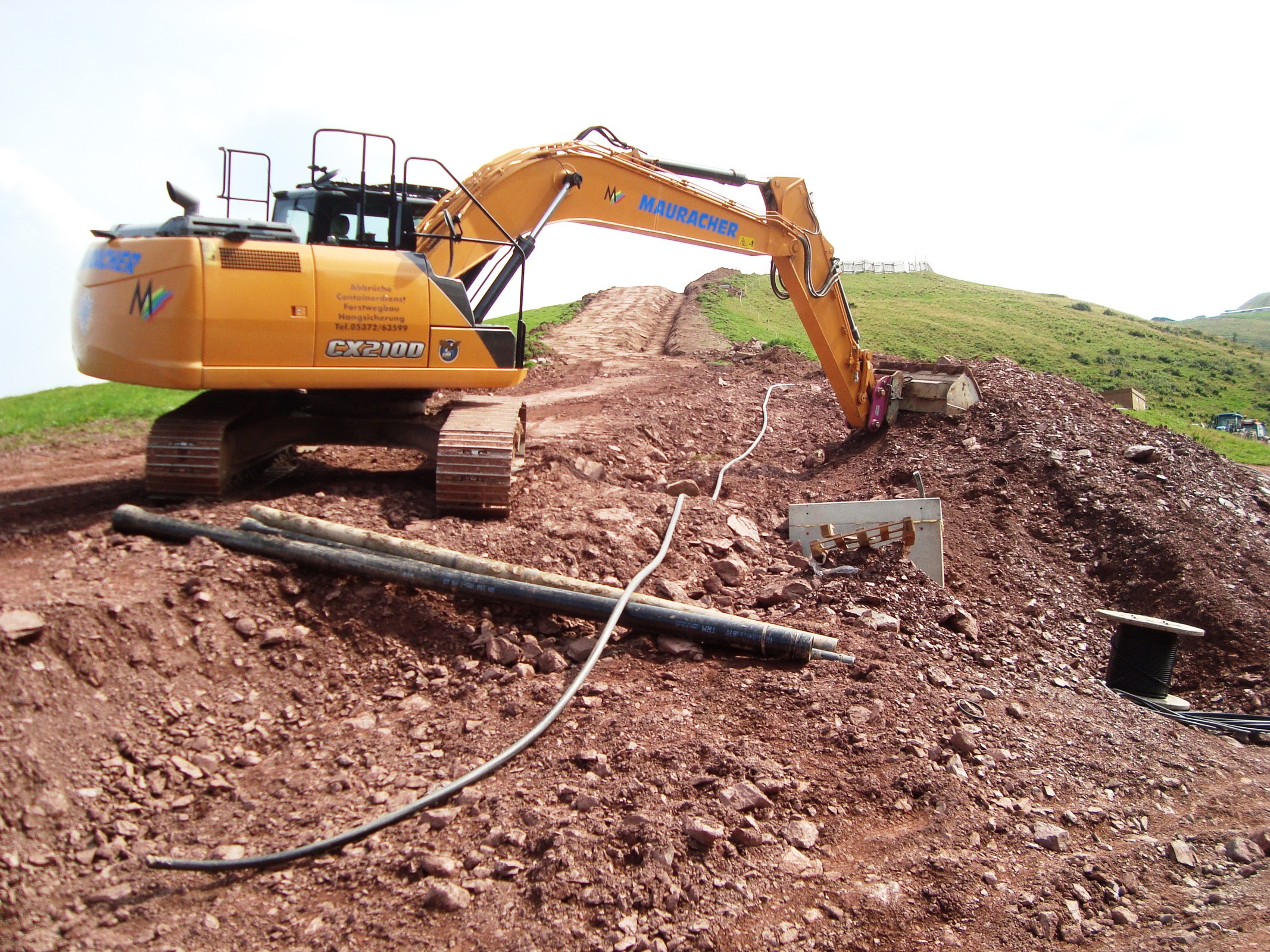 Bauarbeiten am roten Hang ober der Fleckalm. Kabelverlegungen eventuell neue Anschlüsse für Schneekanonen
