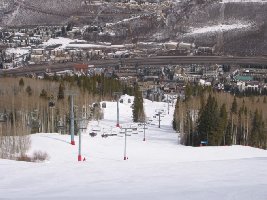 Im Hintergrund sehr markant die Autobahn I-70