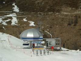 Talstation der neuen 4KSB Grands Plans (Baujahr 2001). Sehr schöne Sesselbahn!