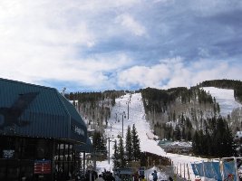 Die Skibrücke rechts führt alle vier Talabfahrten zusammen