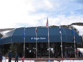 Recht große Talstation mit der für Vail charakteristischen blauen Verkleidung