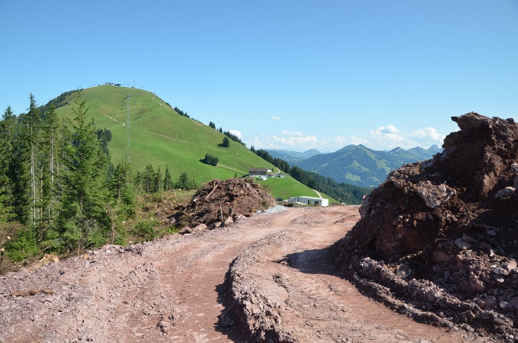 Lage der Bergstation beim Erdhügel in Bildmitte