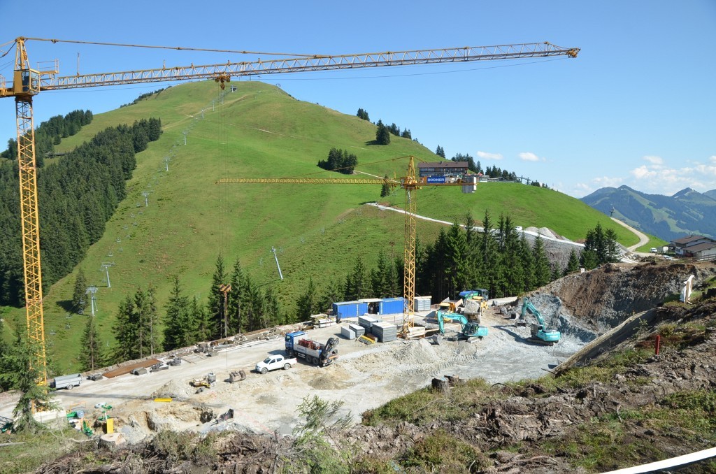 Blick über die Baugrube zur Salve