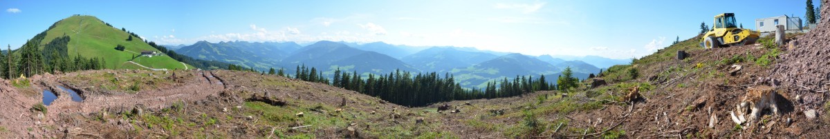 Panoramabild (ca. 180 Grad) Richtung Ost links bis West rechts. Speicherteichlage in Bildmitte.