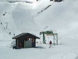 Talstation des SCHL Becs-de-Besson. im Hintergrund ein Teil der traumhaften Pisten dort oben.