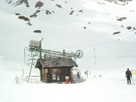 An der Bergstation des Skiliftes Tsarva kommt man unter anderem zur Talstation des Skiliftes Orzival (hier auf dem Bild zu sehen). Dieser Skilift führt auf etwa 2900m Höhe und zu einem herrlichen Panoramapunkt.