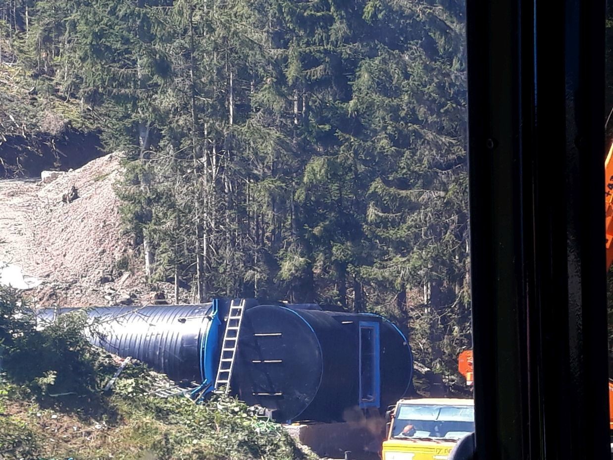 Trinkwasserreservoire für die Gemeinde, ca. 200.000 Liter unterhalb der Mittelstation