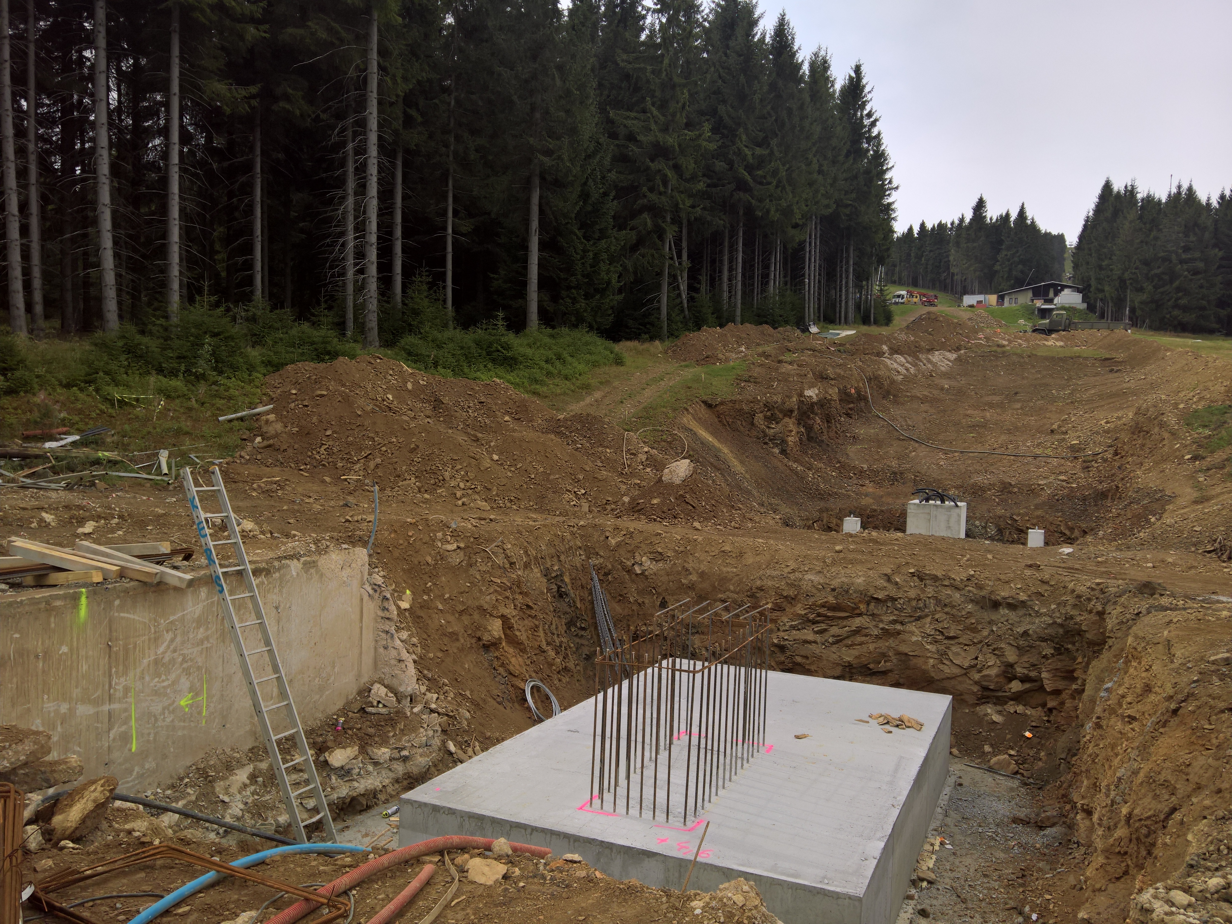 Blick bergwärts auf die neuen Fundamente des Antriebs und der Stütze 1, links Reste vom Fundament der alten Talstation. Sichtbar auch der Aushub und die Geländeanpassung nach Stütze 1