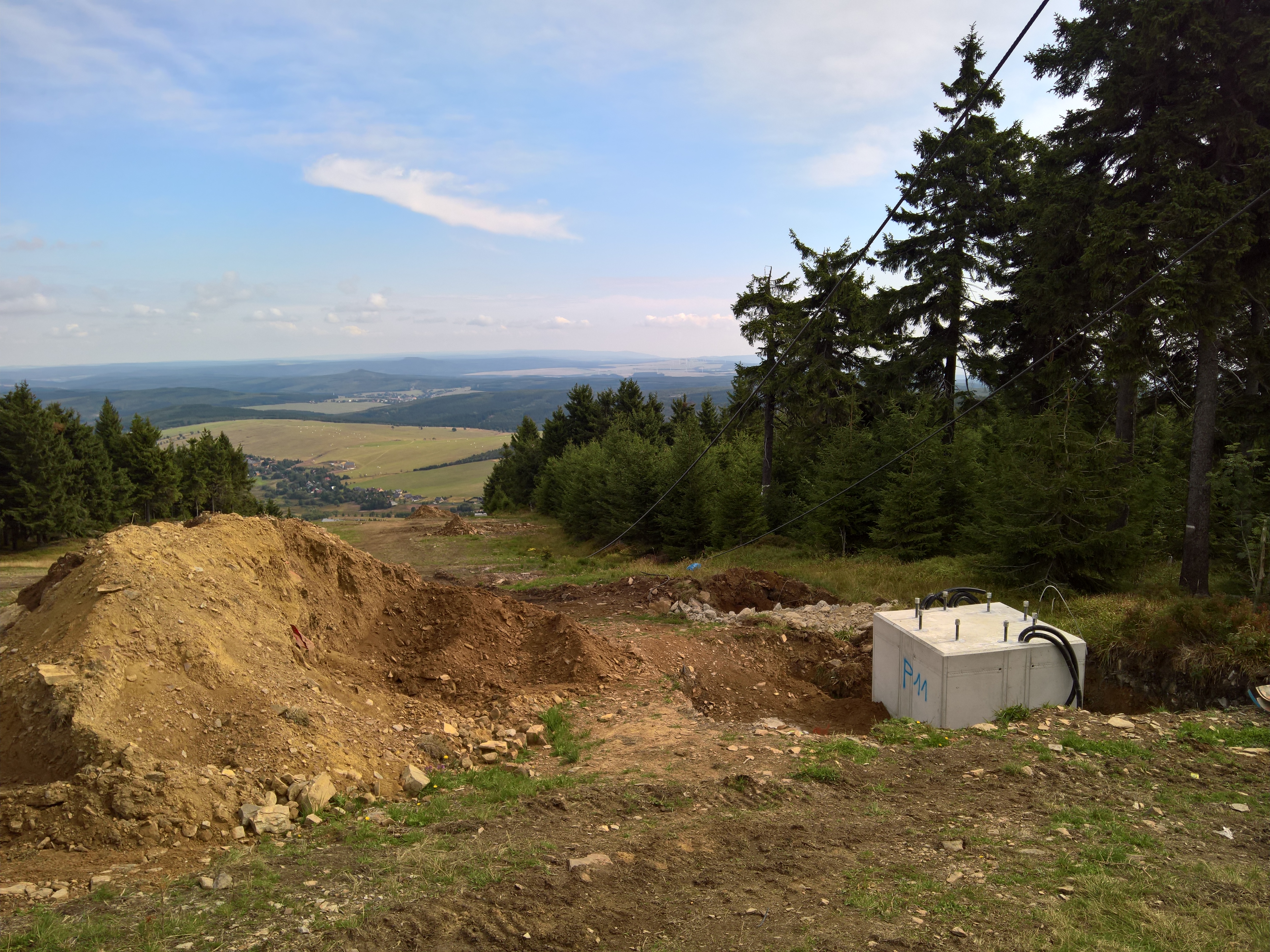 neues Fundament der Stütze 11, dahinter das alte Fundament