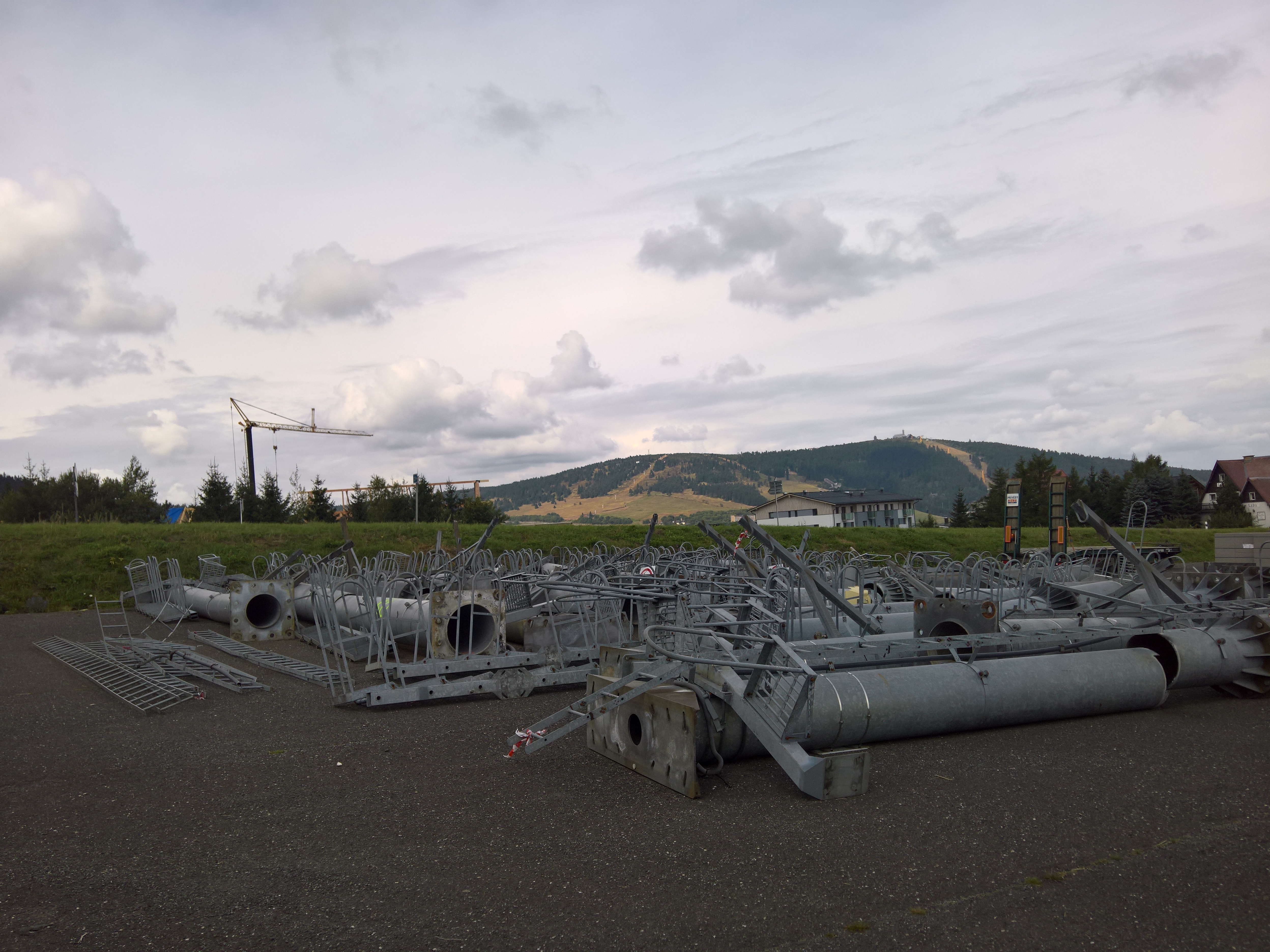 Stützen, Traversen, Joche etc., alles bereits in transportfreundliche Teile zerschnitten