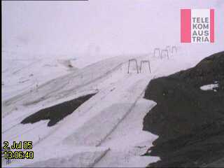 Großer Kunstschneehaufen beim Weißseeferner mit einer Dünnen Neuschneeschicht