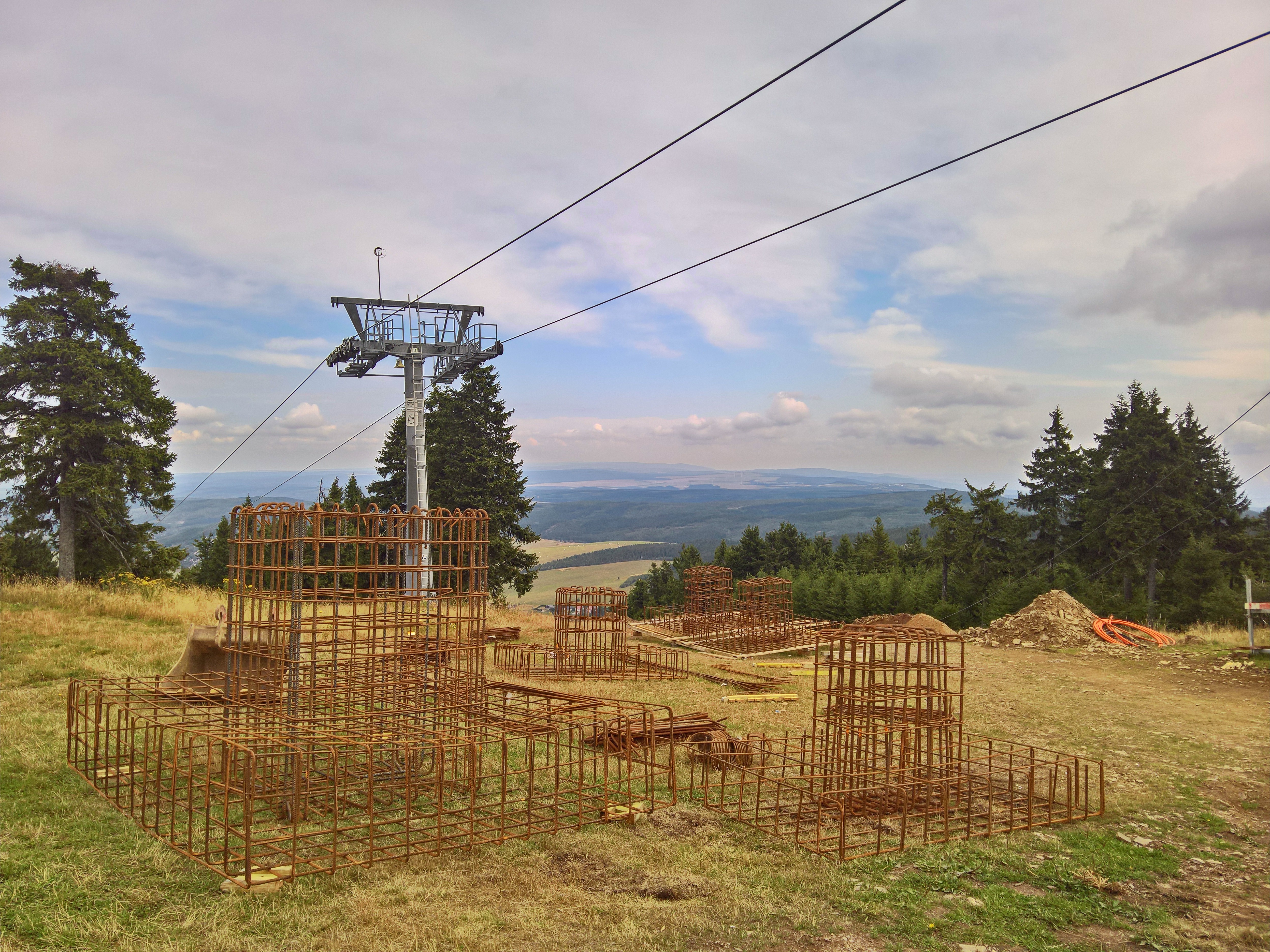 Lager an fertigen Körben aus Bewehrungsstahl
