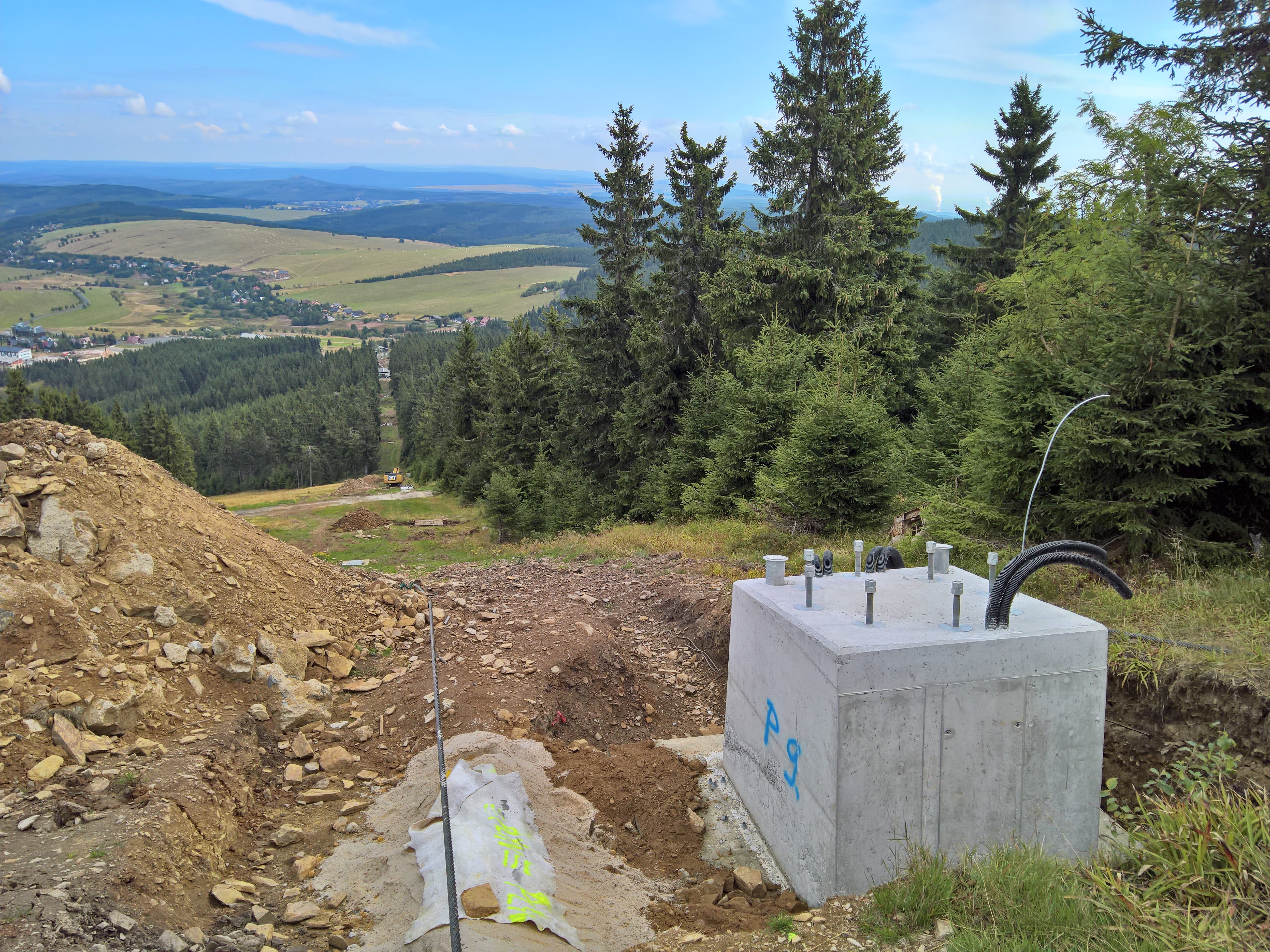 Fundament Stütze 9 und Blick talwärts: sichtbar sind die neuen (hellen) Fundamente der Stützen 8, 6 und 5 - Nr.7 liegt in einer Senke und Nr.4 direkt vor dem Betriebsgebäude (ehem. Talstation des 2SL) ist erst ausgehoben aber noch nicht eingeschalt