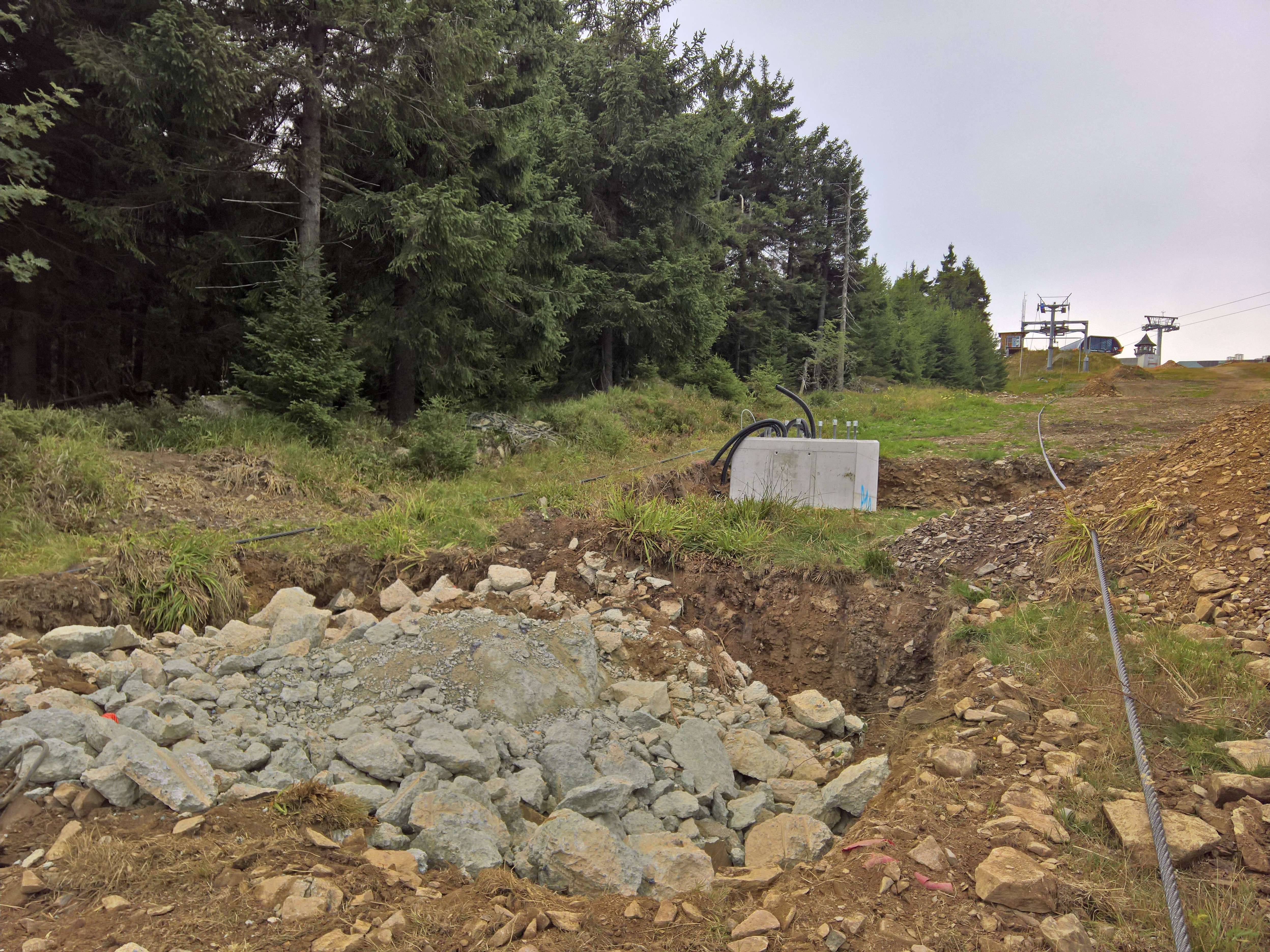 Fundament für Stütze 10 und Rückbau an einem alten Stützenfundament, daneben das Förderseil am Boden
