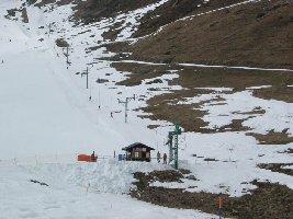 Talstation des Skiliftes Marenda. Dieser Lift wird hauptsächlich von Anfängern und Skischulen benutzt. Links sieht man die blaue Piste!