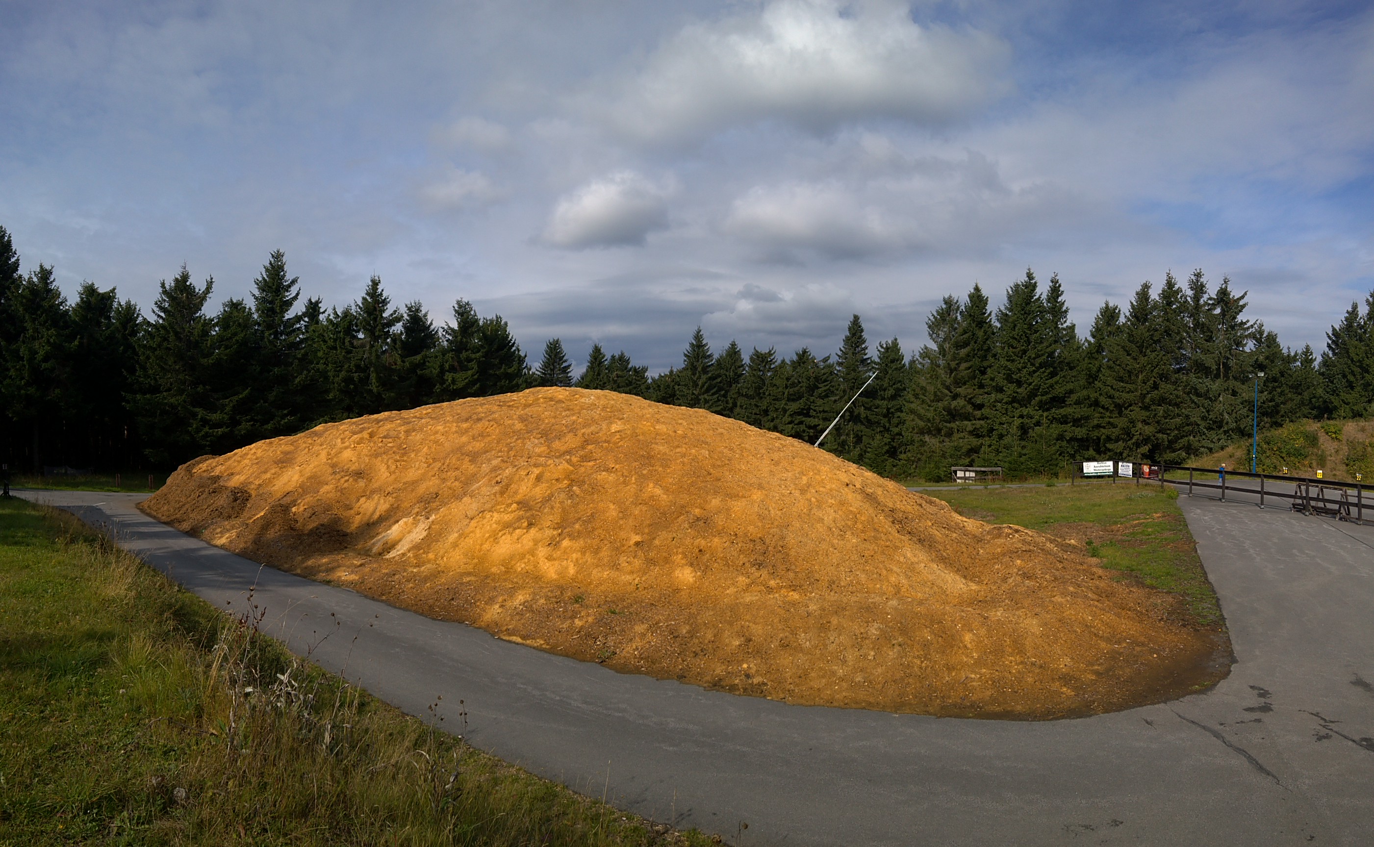 leicht erhöhter Blick von der Seite auf den Haufen