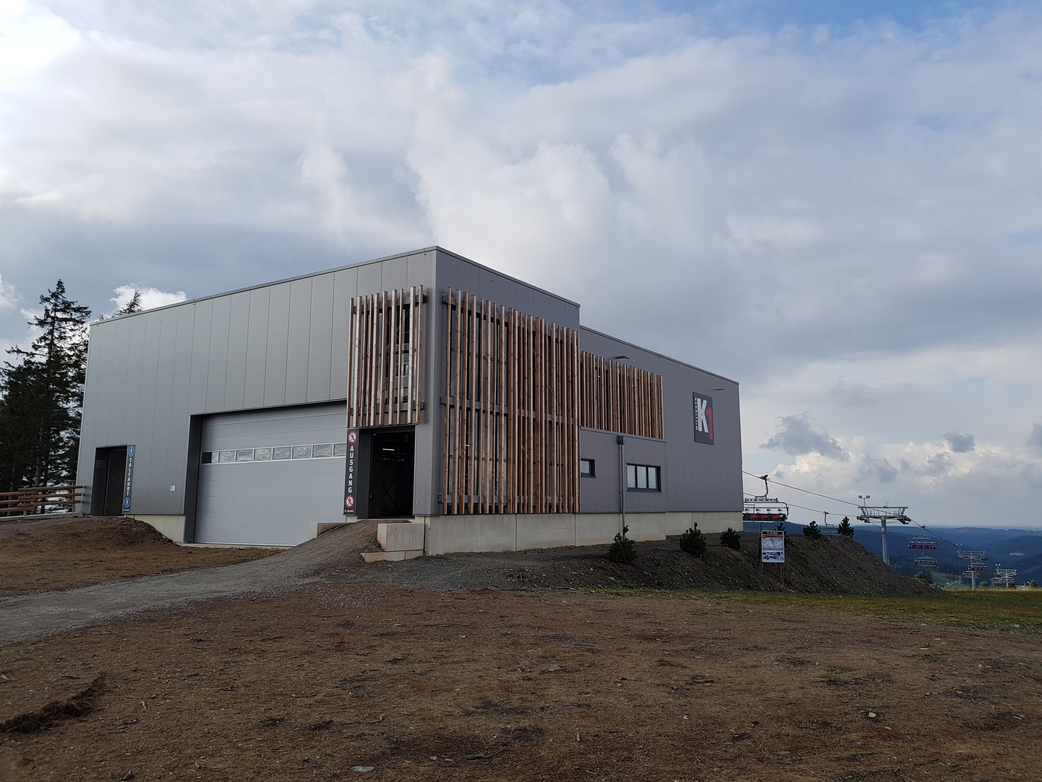 An der Bergstation wurden einige Kiefern gepflanzt und die Zuwege optimiert