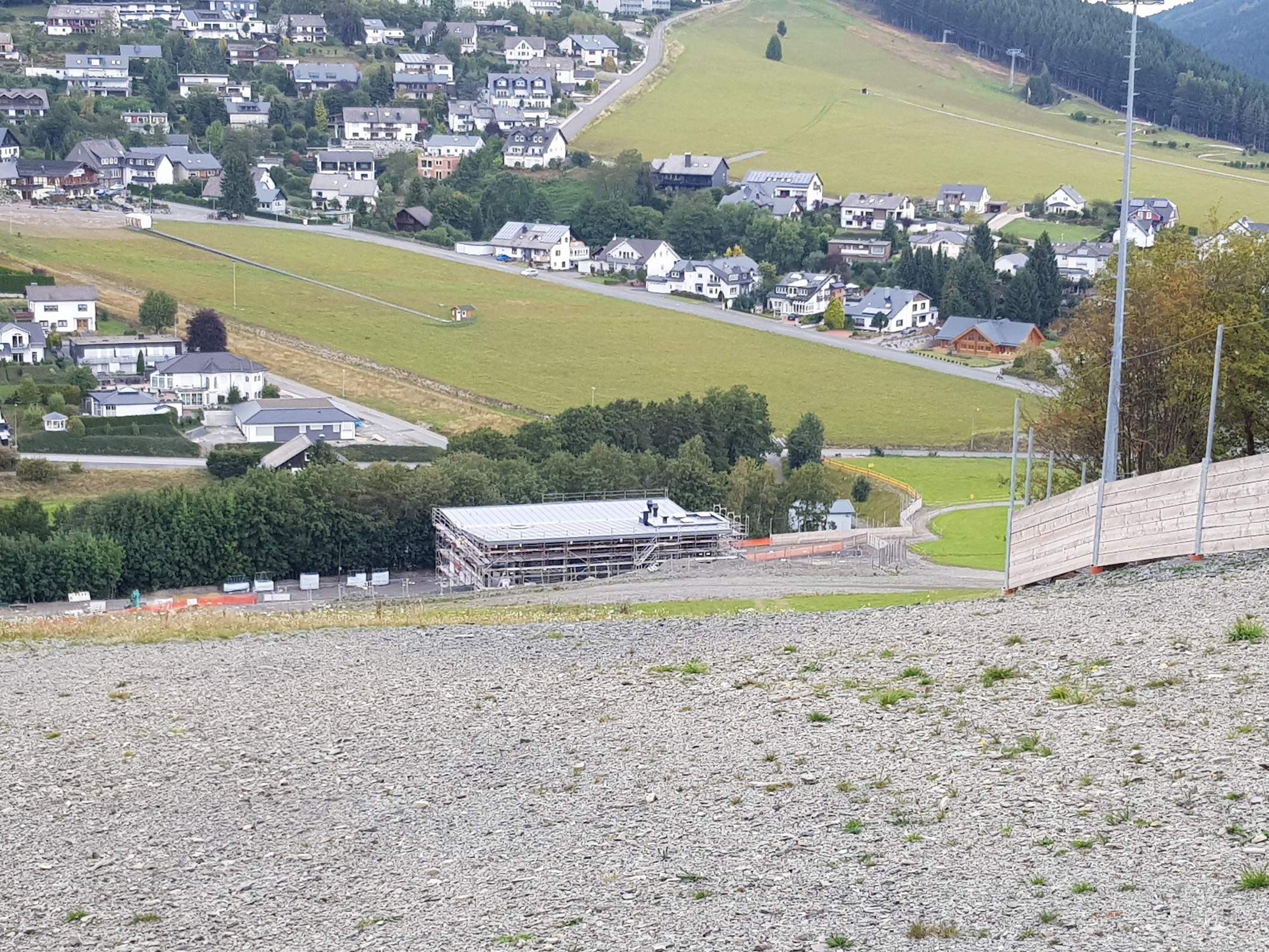 Die Wiese die hier wieder anwachsen sollte ... hat wegen der Trockenheit wohl nicht so richtig funktioniert.