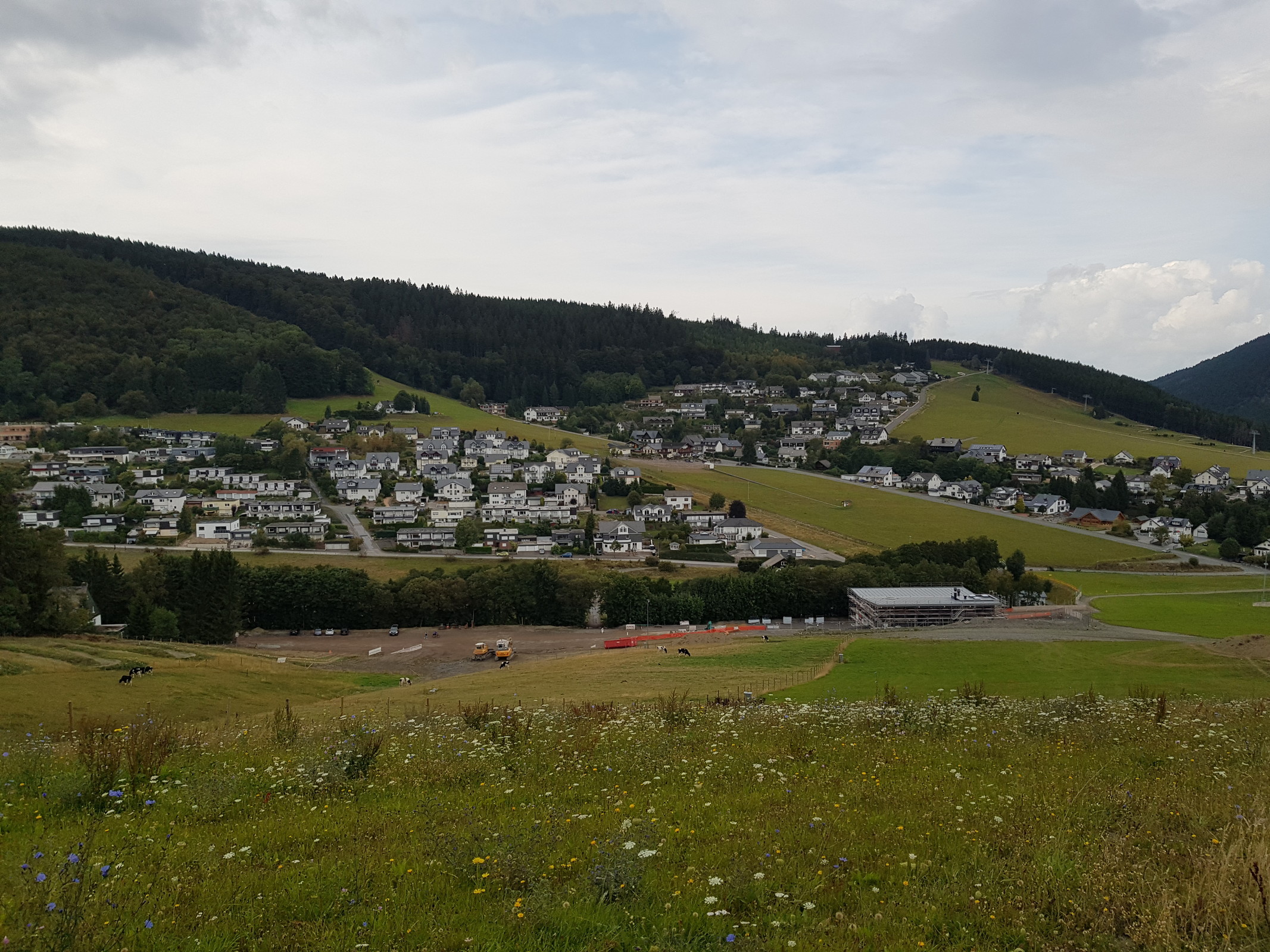Bin gespannt wie das Gelände gestaltet wird - sonst wird es schwer von der Terasse die Piste einzusehen.