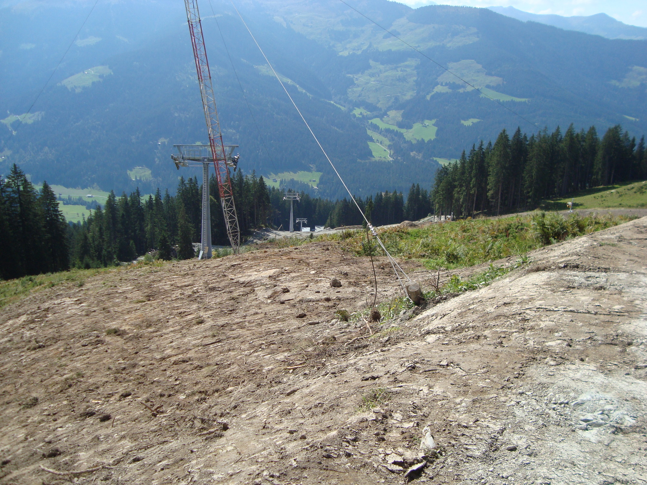 Verbesserte Einbiegung in Piste 111 und neue Nordpiste von gefährlicher Kreuzung kommend.