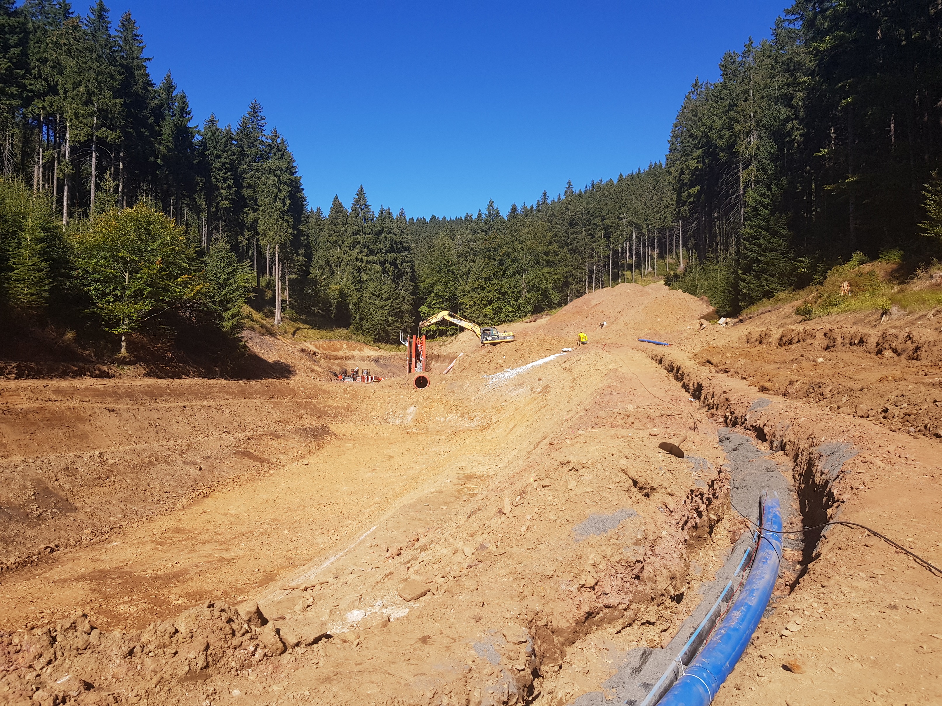 Blick Richtung oberen Speicherteich ( im Hintergrund )