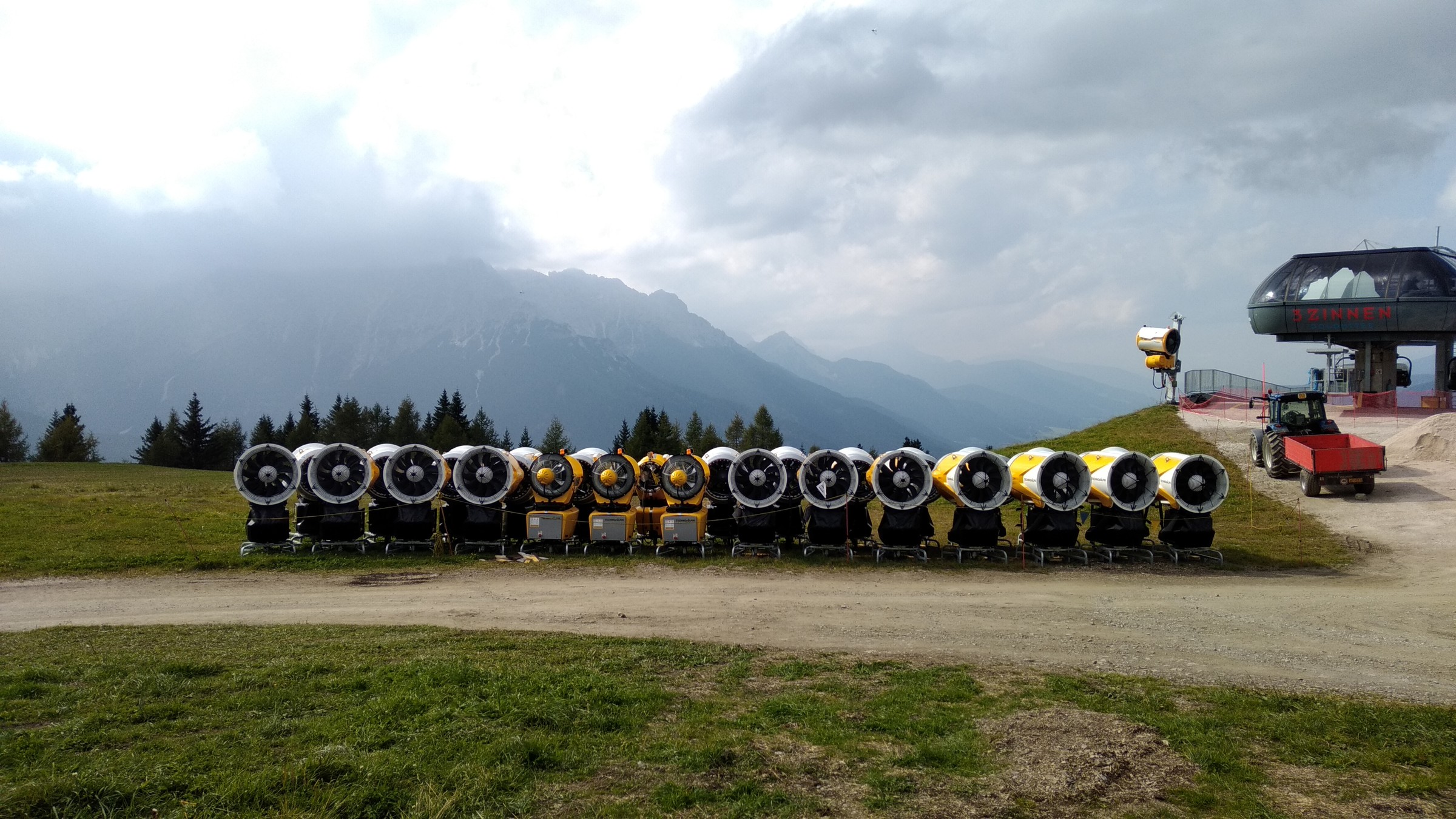 28 von 32 Schneekanonen warten noch auf die Montage
