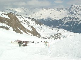 Restaurant &amp;quot;Buvette Orzival&amp;quot;. Rechts die Bergstation des SCHL Tsarva und links die Talstation des SCHL Orzival.