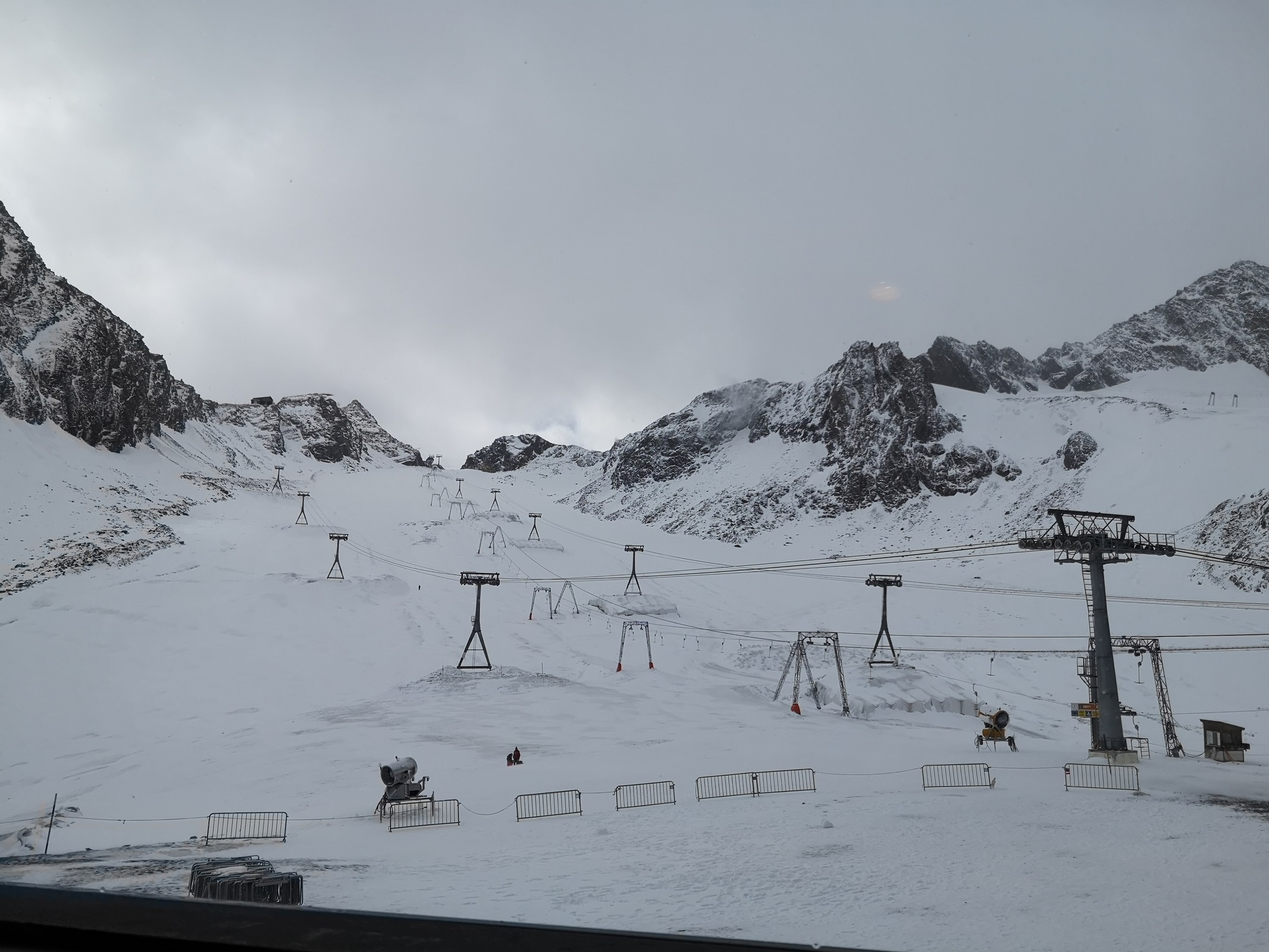 Zum Mittagessen musste man in das einzig geöffnete Restaurant am Eisgrat. Da kommt man am Besten über die noch nicht geöffnete aber bereits teilweise präparierten 7a hin. Sonst muss man echt lang Seilbahnen fahren.
